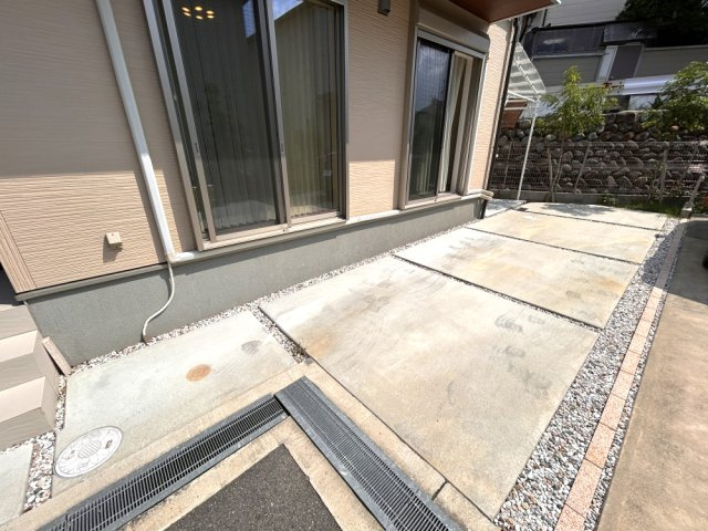 平坦な駐車場には2台駐車可能（車種によります）