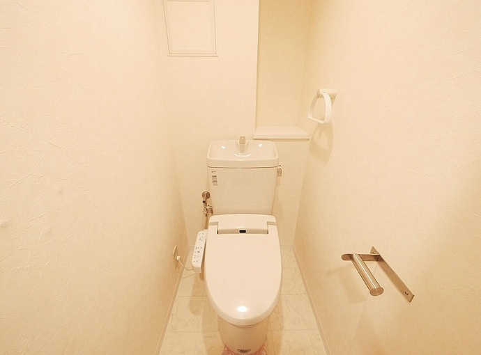 温水洗浄便座付トイレは温水洗浄機能により、暖かい水でおしりを洗浄することができ、冷たい水を使う従来の便座に比べ、温水洗浄機能で暖かいトイレを提供し、快適な使用を可能にします。　