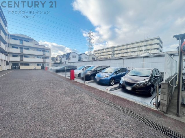 【駐車スペース】　最新の空き状況については担当者までお問合せください。駐車代は月額9000円～14000円（※令和7年3月3日現在）