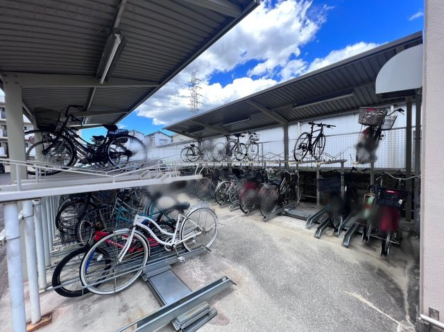 【駐輪場】　尼崎市は平地が大部分で自転車での移動が便利です。自転車利用でイオン伊丹昆陽店まで約7分、イズミヤまで約4分でアクセスできます。