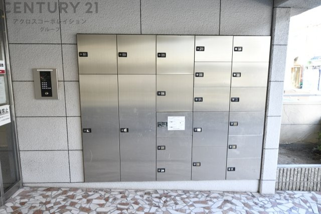 【宅配ＢＯＸ】　留守の間も荷物が受け取れる宅配BOXが備わっており生活便利です。
