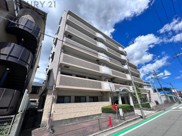【現地】　マンションはバス通り沿いに面しており、最寄りのバス停まで徒歩1分の立地です。