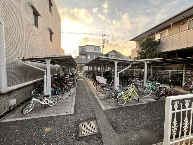 屋根付きの駐輪スペースも充分に確保されています。