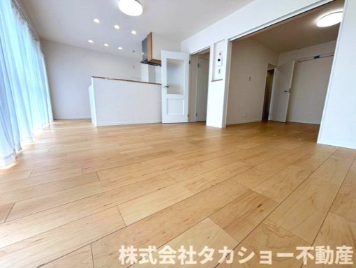 家族が集まるリビングは明るく広々しております。