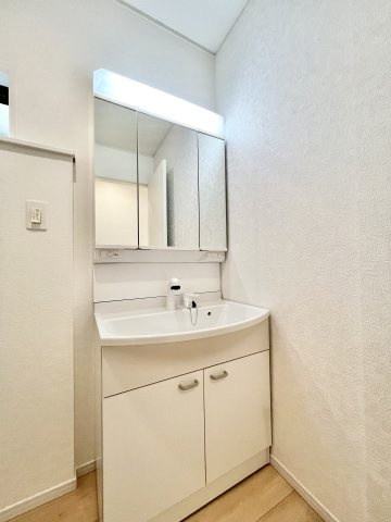 掃除用具や洗剤のストック等はもちろん、ドライヤーやメイク道具など細々した物もスッキリと収納していただけます！
