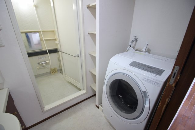 ドラム式洗濯機入ります。