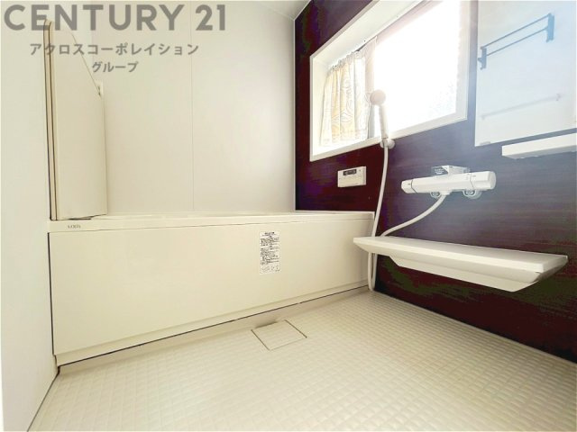 ユニットバスは省スペースでありながら、シンプルな設計と使いやすさを備え、簡便なメンテナンスが可能です。窓付きで換気にも便利です。またミラー・小物置き場もあり便利です。　