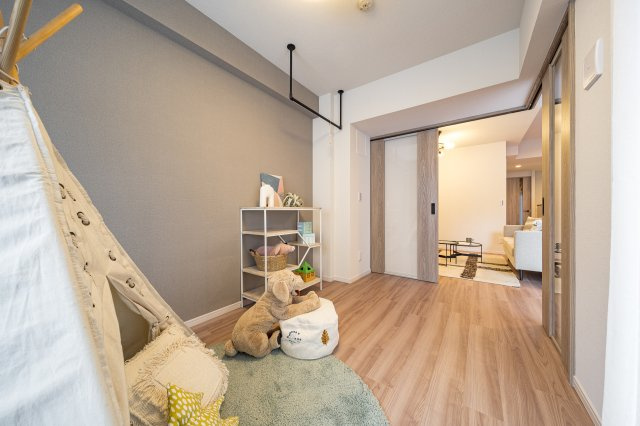 LD横の洋室です。LDとの扉は透明アクリルにより広さ明るさを感じられます。※家具・小物は付属しません
