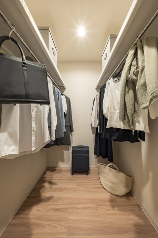 LD横の大きなウォークインクローゼットです。※家具・小物は付属しません