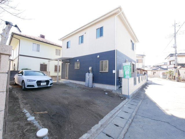 建物北側　駐車場も横幅があり、車庫入れ楽々