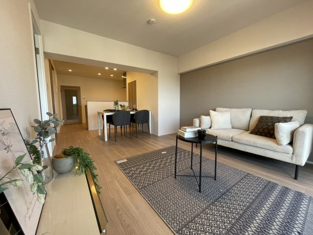 約14.6帖のリビングダイニングキッチン。お部屋のレイアウトも自由度があります。※設置されている家具・小物はディスプレイ用です。