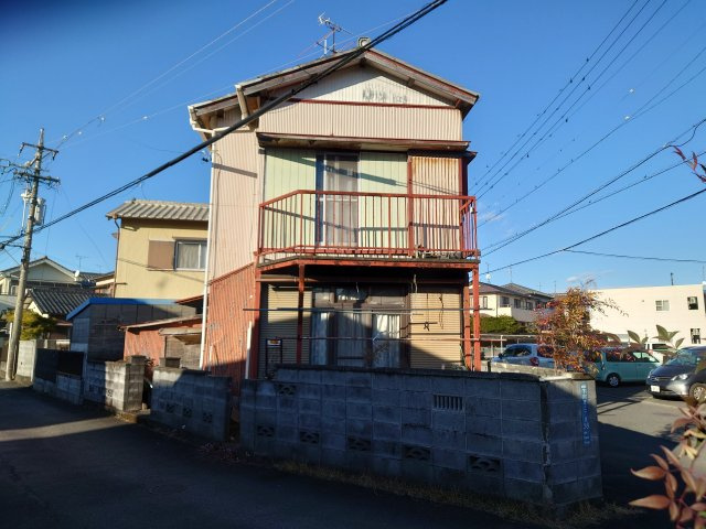 東側間口：11.4ｍです。　南西側間口：13.2ｍです。