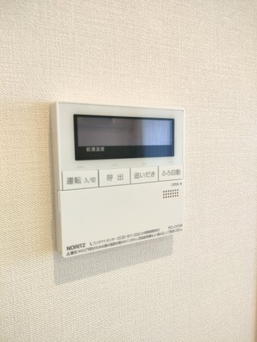 【給湯パネル】　ワンタッチで操作できる給湯パネル付き。