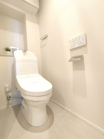 【トイレ】　シンプルで清潔感のあるトイレ空間です。