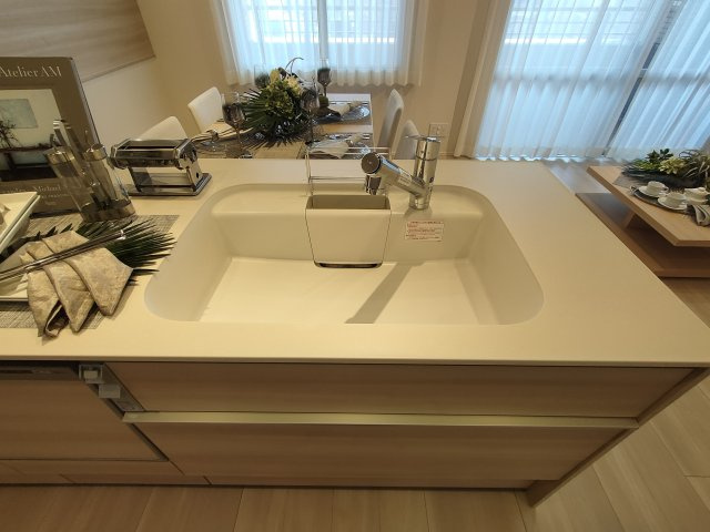 【シンク】　広々としたシンクで、洗い物や調理もスムーズに。