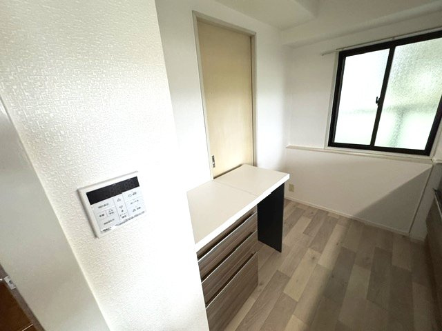 窓付きキッチンで爽やか！システムキッチンと統一感のあるカップボードなど、収納も充実しています。