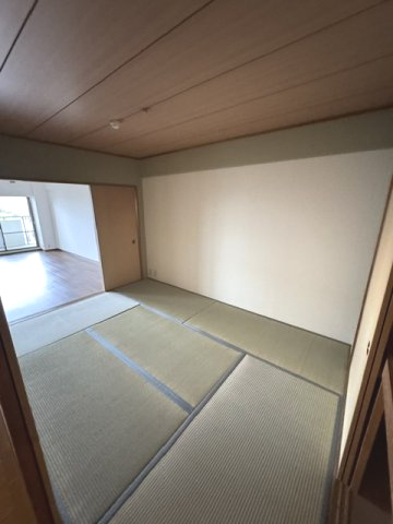 6帖の和室！扉を開けてリビングと一体空間、扉を閉じて個室にとフレキシブルに使えます。