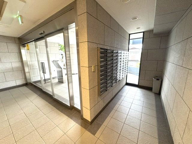 住まう方を迎え入れる美しいエントランス！マンション内から郵便物を受け取ることができ、防犯性が高いのもメリット。