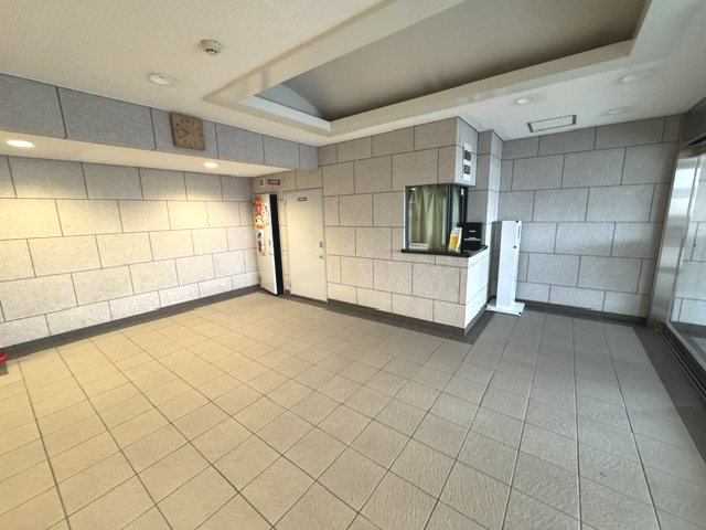 広々としたエントランスホール！ゆとりある共有スペースも魅力の一つ。内覧をご希望の際はお気軽にお電話ください！