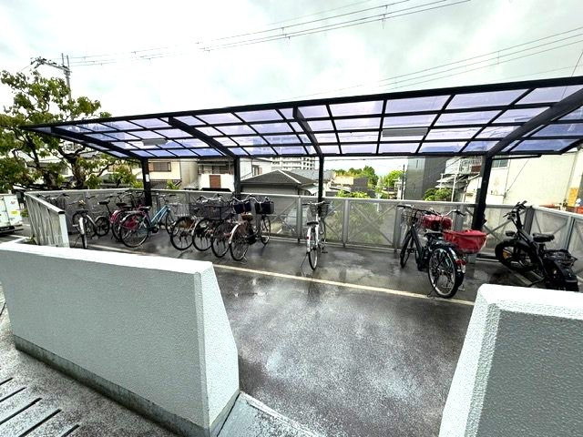 自転車置き場有り！屋根の付いた自転車置き場なので、雨による自転車の劣化も防げます。