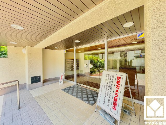広々とした明るいエントランス。定期的な清掃・管理体制が整っており、帰宅時や来客時にも気持ちの良い空間です。防犯カメラが設置されておりセキュリティにも配慮されています。