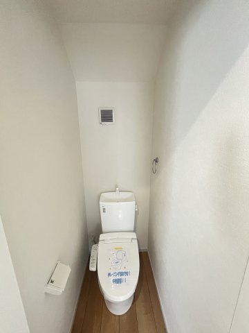 施工例。2階にもトイレです。施工例は完成時と異なる場合があります。