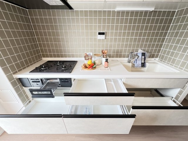 引き出し収納で使いやすいシステムキッチン