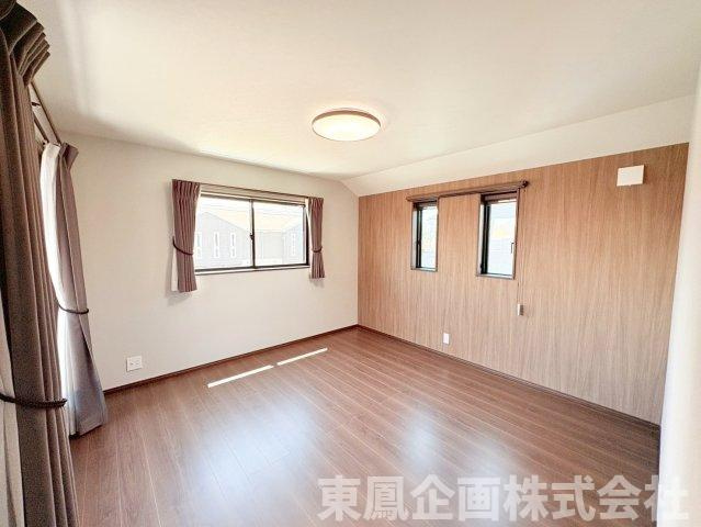 大きな引き違い窓に加え、アクセントクロス側にも2つの縦長窓があり、複数の方向から自然光が入り込む明るい設計です