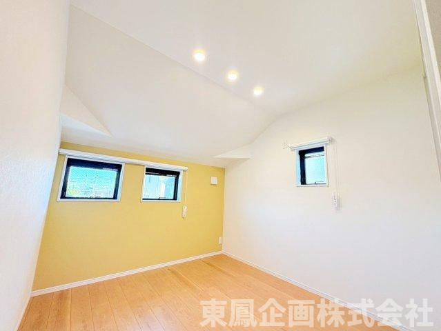 5.25帖　アクセントクロスがおしゃれな洋室。子ども部屋や趣味部屋としてもおすすめです