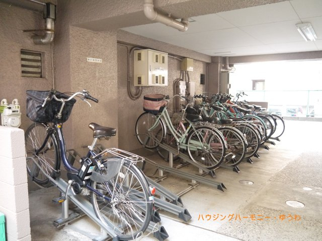 屋根付きの駐輪場となっていますので、雨の日でも大切な自転車が濡れずに済みます。