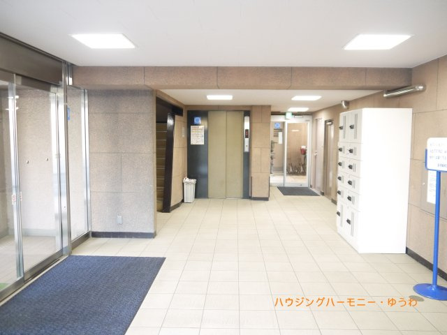 清潔感と歓迎感があるエントランスホールとなります。