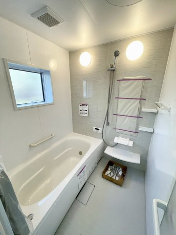 浴室乾燥機付きのお風呂です♪窓もあるので換気などもしっかりできます！！