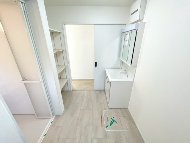 洗濯機を置いても余裕の広さ！鏡の裏には収納スペース付き！