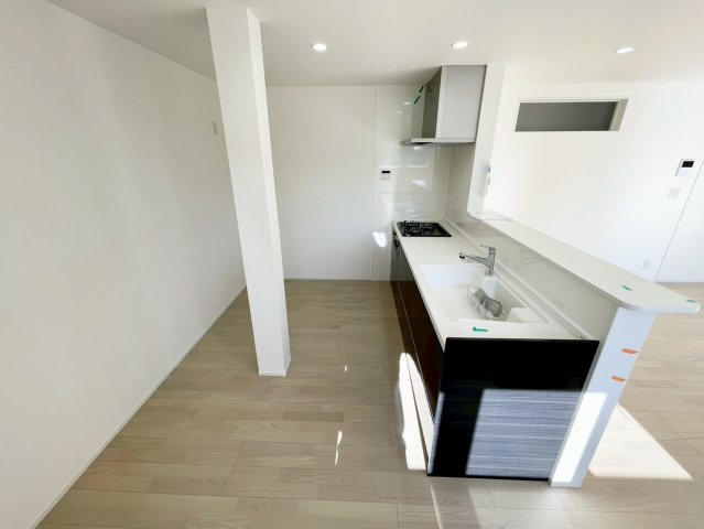 家族の会話が弾む開放的なカウンターキッチンです♪