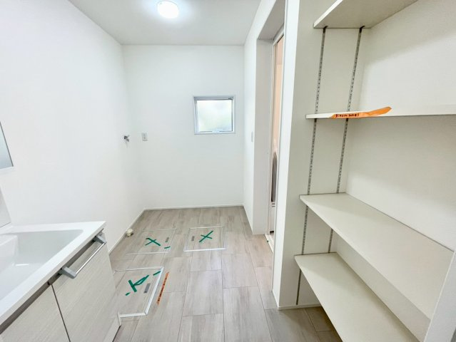 洗濯機を置いても余裕の広さ！鏡の裏には収納スペース付き！