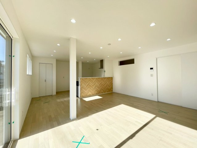 対面式のキッチンが特徴のLDK！リビングの様子を見ながら料理ができお子様のいるご家庭でも安心です♪