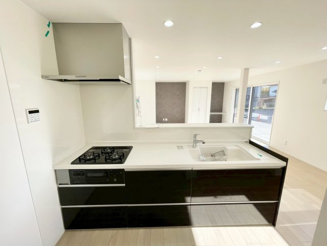 家族の会話が弾む開放的なカウンターキッチンです♪