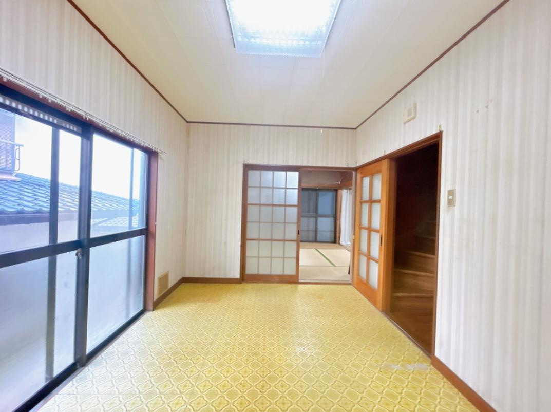 窓辺からの日差しがあたたかな空間を演出します(　*´艸｀)