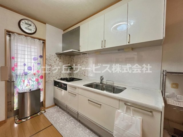 1階キッチン　※AIイメージ（お荷物を消す加工済み）