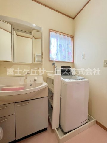 1階洗面脱衣室　※AIイメージ（お荷物を消す加工済み）