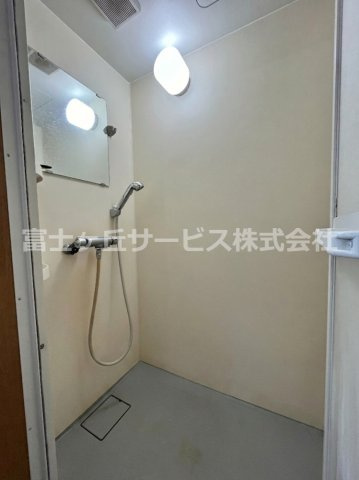 2階シャワールーム　※AIイメージ（お荷物を消す加工済み）