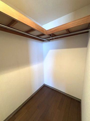 L字型のハンガーパイプ付きで、お洋服を畳まずにたっぷり収納可能。上部の枕棚には季節物やバッグもスッキリ収まります。お部屋を広く使うための、心強い収納空間です。