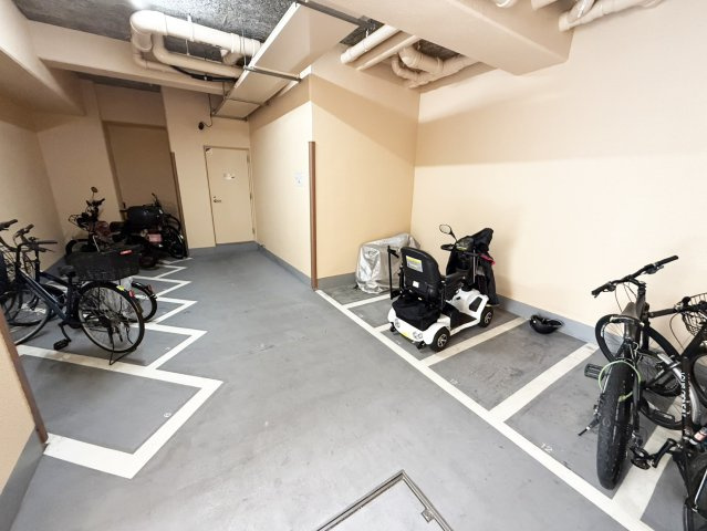 敷地内駐輪場です。（2026年8月現在）
