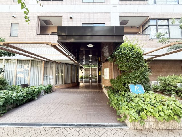 マンション入り口です。（2026年8月現在）