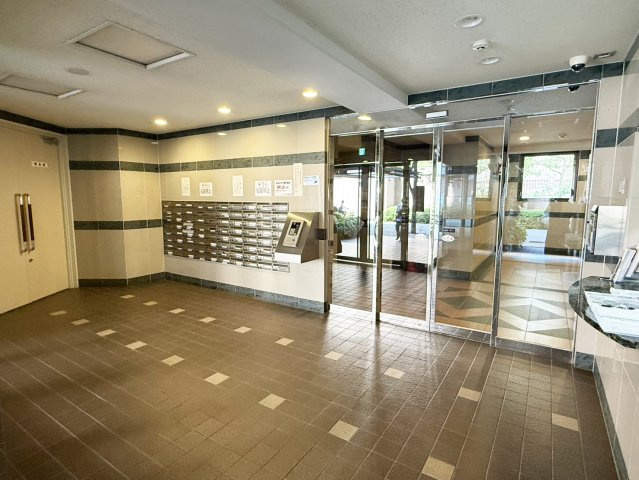 オートロック付きのエントランスです。（2026年8月現在）