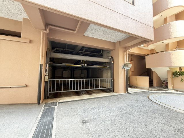敷地内機械式駐車場です。（2026年8月現在）