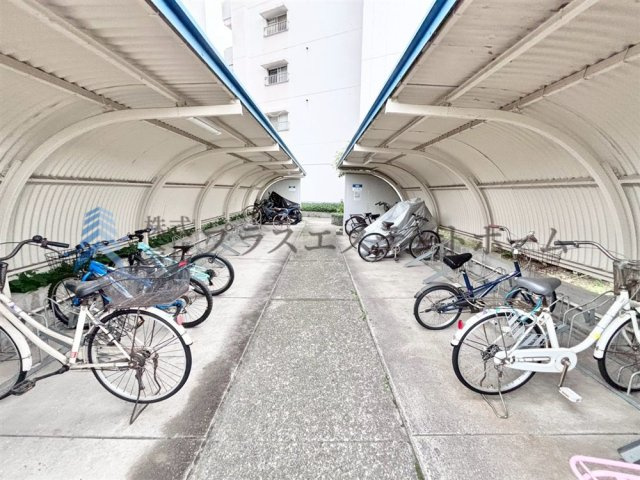 自転車置き場も平面で入れ易いです♪