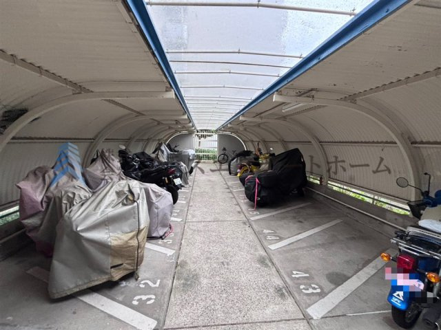 屋根付きが嬉しいバイク置場♪