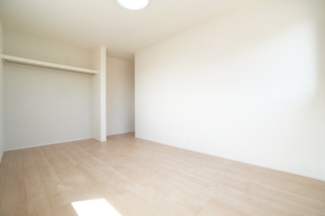 2階8帖洋室。オープンクローゼットでお部屋の広さを最大限に使用できます。※類似物件の参考画像です。