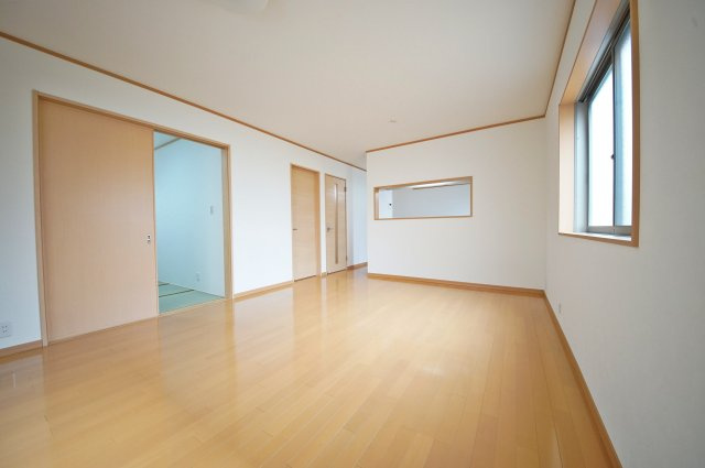 南側から差し込む明るい光に包まれて家族団らんを楽しめます